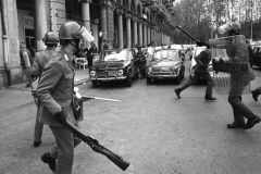 Polizia-in-attivita-antisommossa.-1972.-Parma-CSAC-Fondo-Publifoto
