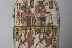 Stele-dedicata-ad-Amenhotep-I-e-Ahmose-Nefertari-SA63413
