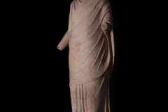 Statua-di-terracotta-raffigurante-una-fanciulla-offerente-dal-santuario-di-Minerva-a-Lavinium