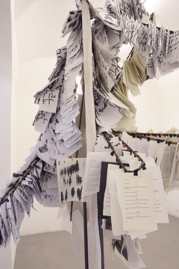 Le parole di acciaio di Michael Dean alla Fondazione Giuliani per l’arte contemporanea di Roma