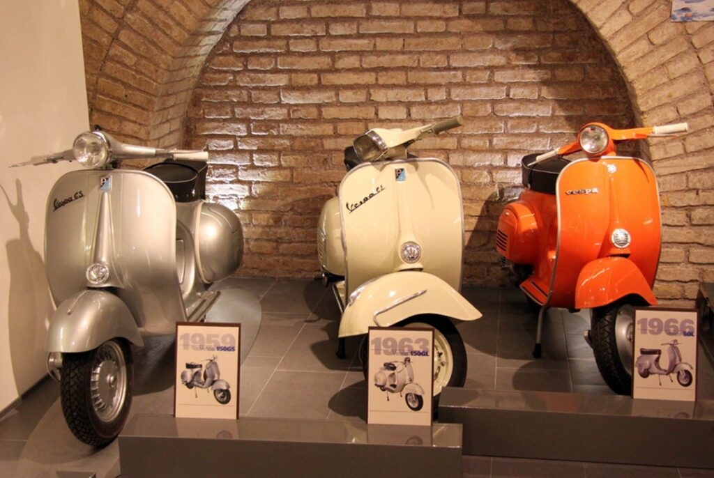 Vespa: è festa per i suoi primi 70 anni