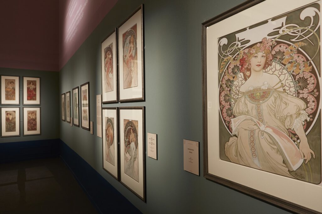 La mostra “Alphonse Mucha” al Musée du Luxembourg di Parigi chiude con oltre 300 mila visitatori