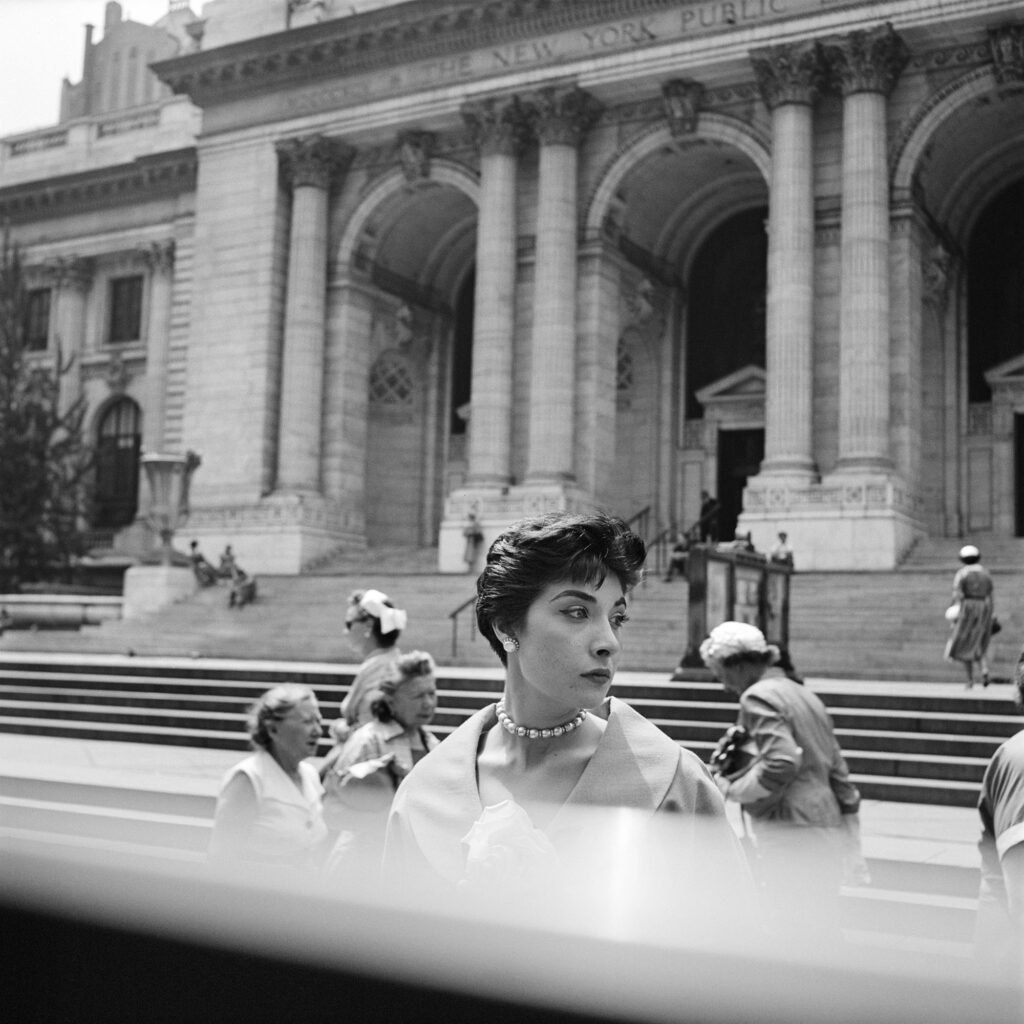 La “bambinaia-fotografa” Vivian Maier arriva alle Scuderie del Castello Visconteo di Pavia