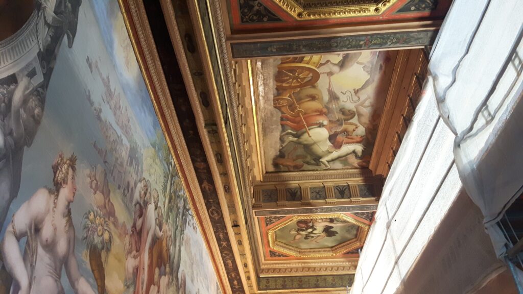 A Palazzo Vecchio torna visibile, dopo il restauro, parte del soffitto della Sala degli Elementi