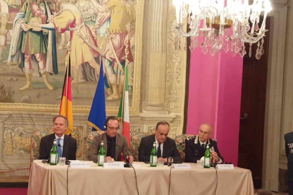 Torna a Palazzo Pitti il “Vaso di fiori” di Jan van Huysum. Oggi la cerimonia di restituzione. Foto