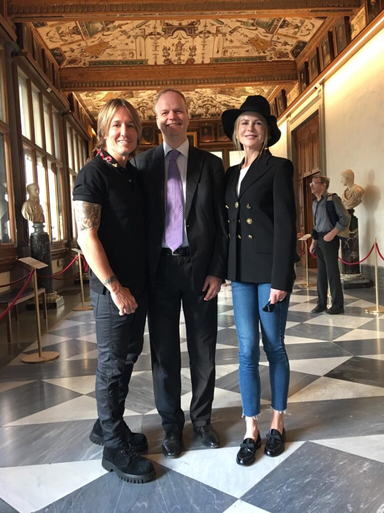 Stelle australiane agli Uffizi: Kylie Minogue e Nicole Kidman tra Michelangelo e Leonardo