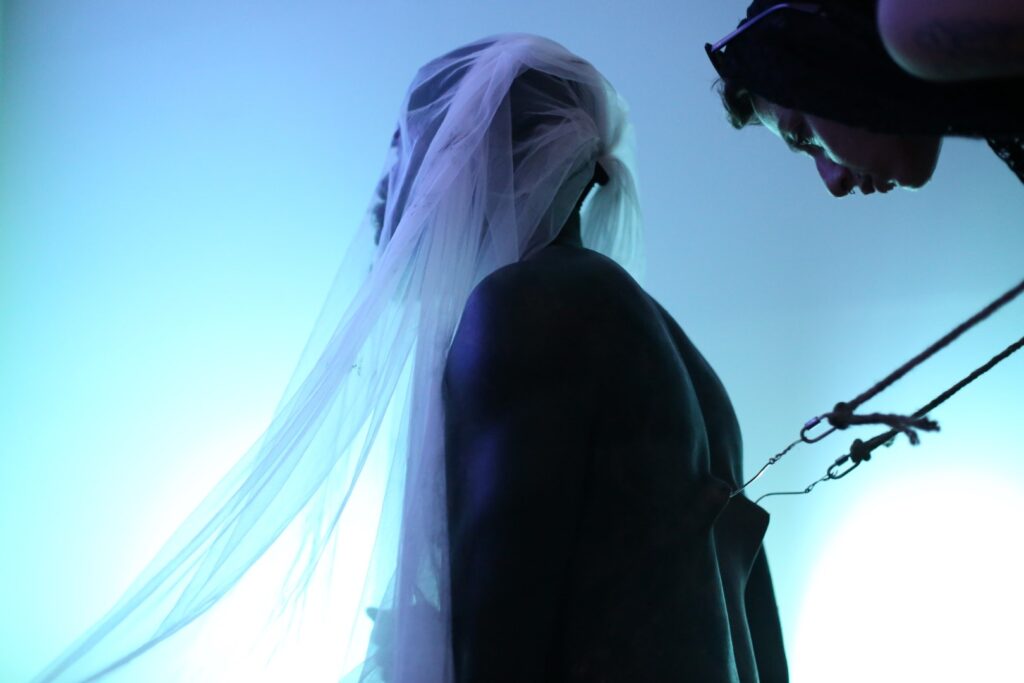 Performance art a Formentera. La firma un’italiana
