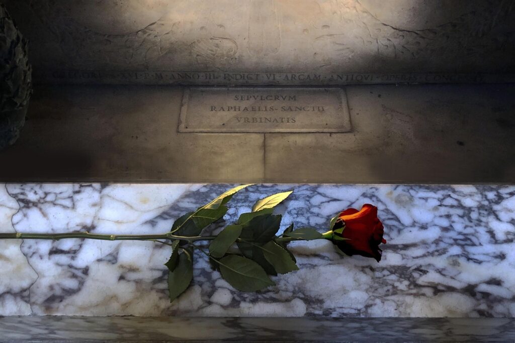 Una rosa rossa per Raffaello sulla sua tomba al Pantheon