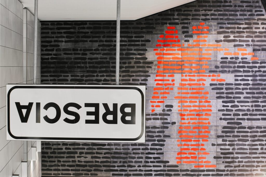 Una monumentale installazione di Emilio Isgrò nella Metropolitana di Brescia. Foto