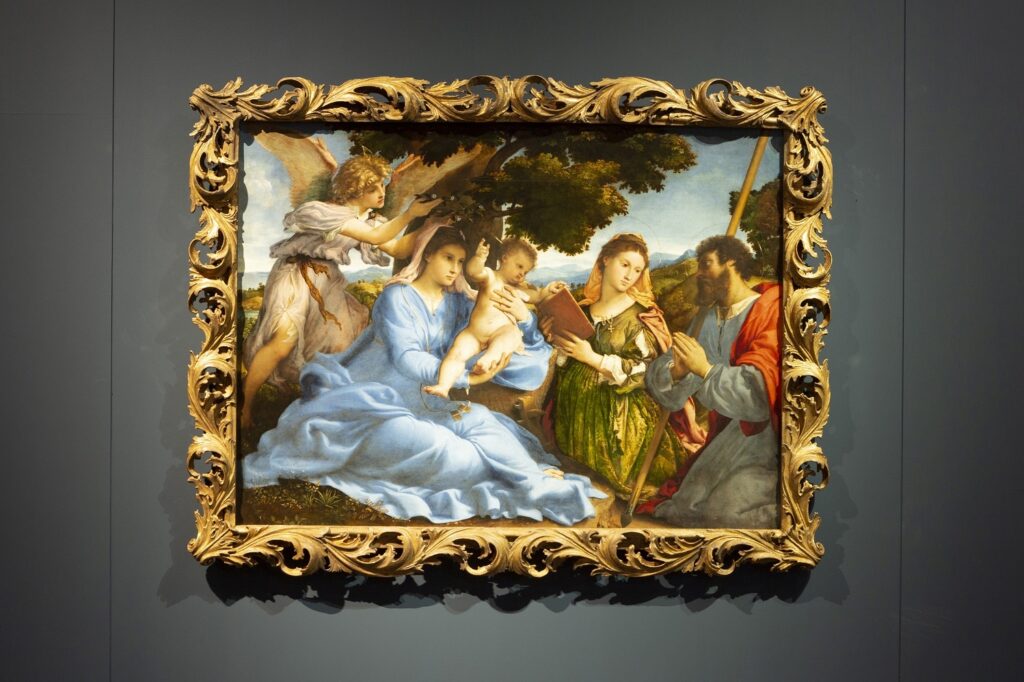 La “Sacra Conversazione con i santi Caterina e Tommaso” di Lorenzo Lotto alle Gallerie dell’Accademia di Venezia. Foto allestimento