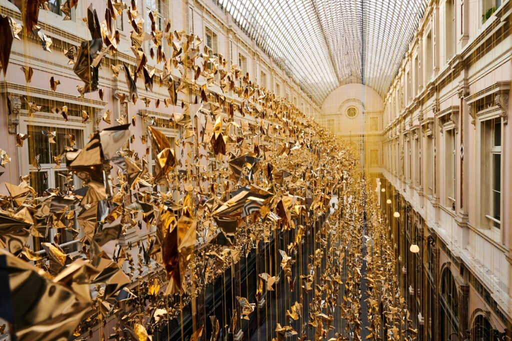 Bruxelles, gli addobbi natalizi tradizionali sostituiti dall’installazione di origami solidali dell’artista Charles Kaisin