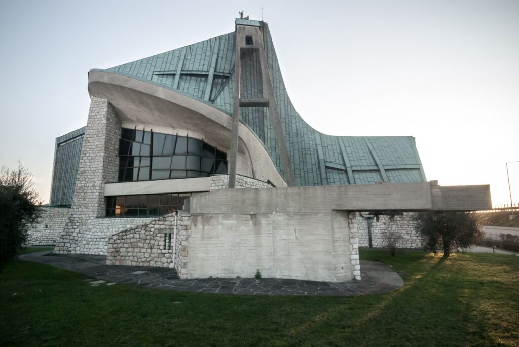Firenze insolita, alla scoperta della “Chiesa dell’Autostrada”