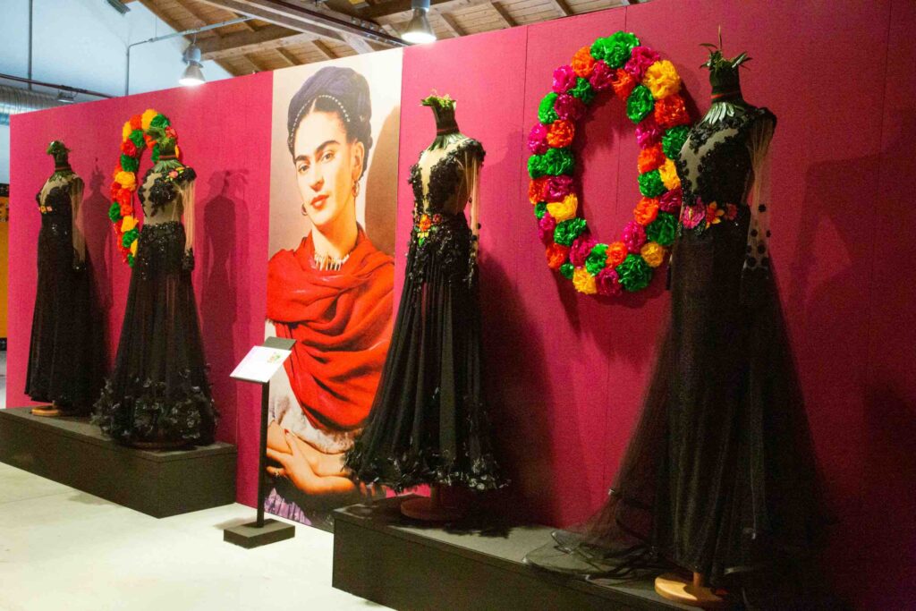 Riapre alla Fabbrica del Vapore di Milano la mostra dedicata a Frida Kahlo. Foto allestimento