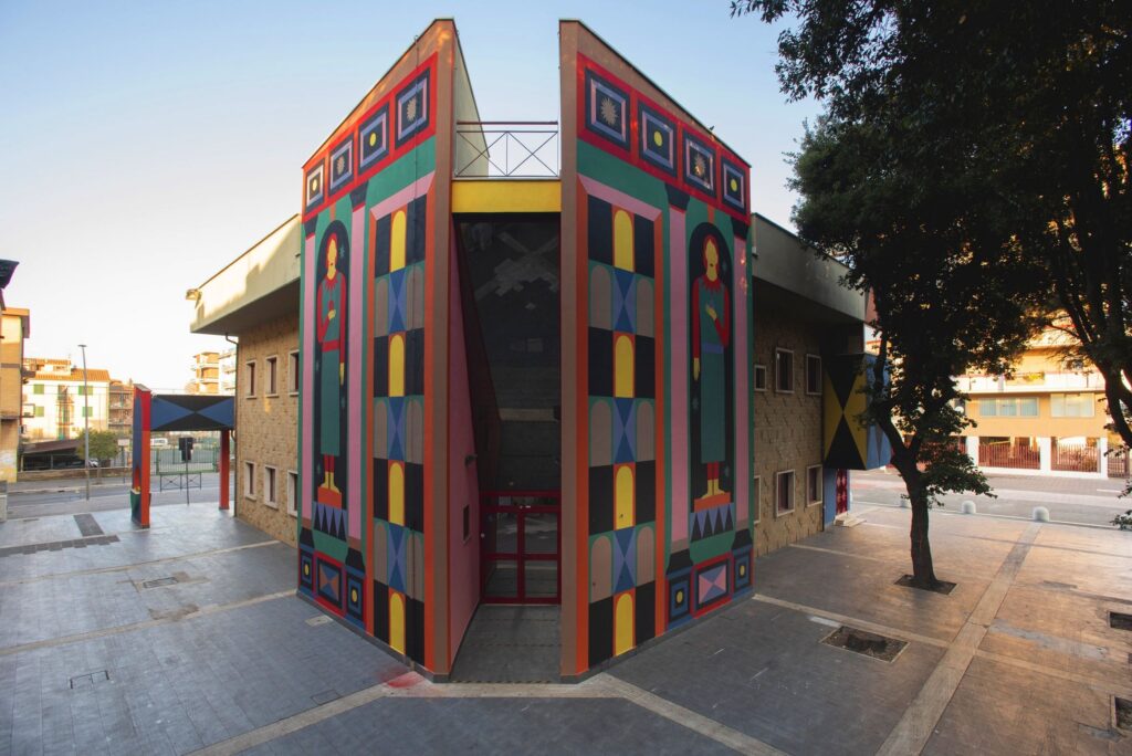 Sol Indiges. Arte pubblica a Pomezia: terminato il grande murale “L’antiporta”. Foto