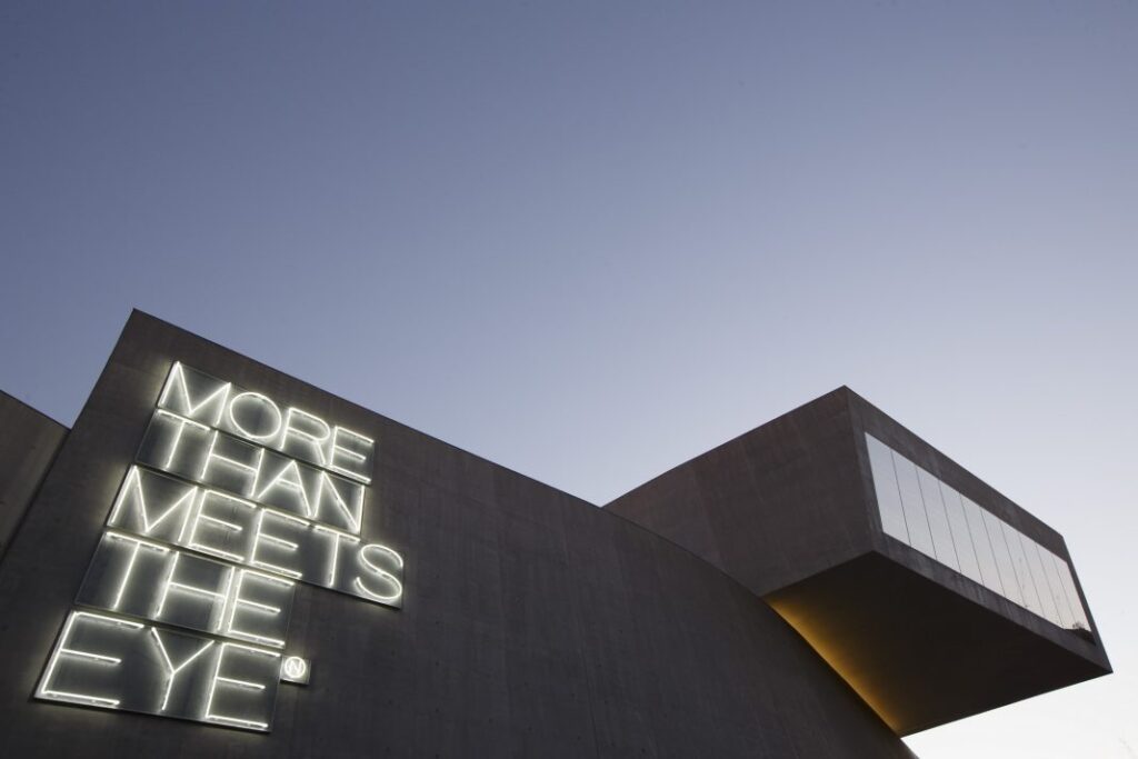 Estate al MAXXI con Marina Abramovic, Francesco Vezzoli, Levante e tanti altri   