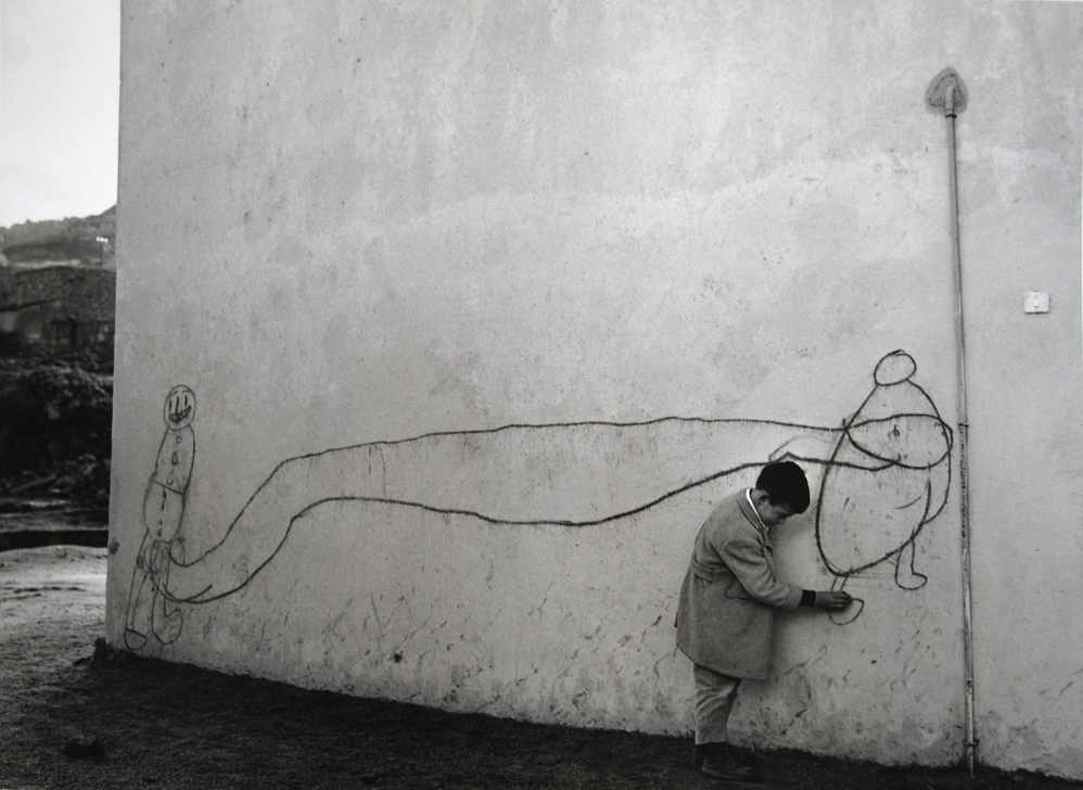 Lisetta Carmi, Orgosolo (bambino vicino al murale), 1962, courtesy Archivio Lisetta Carmi