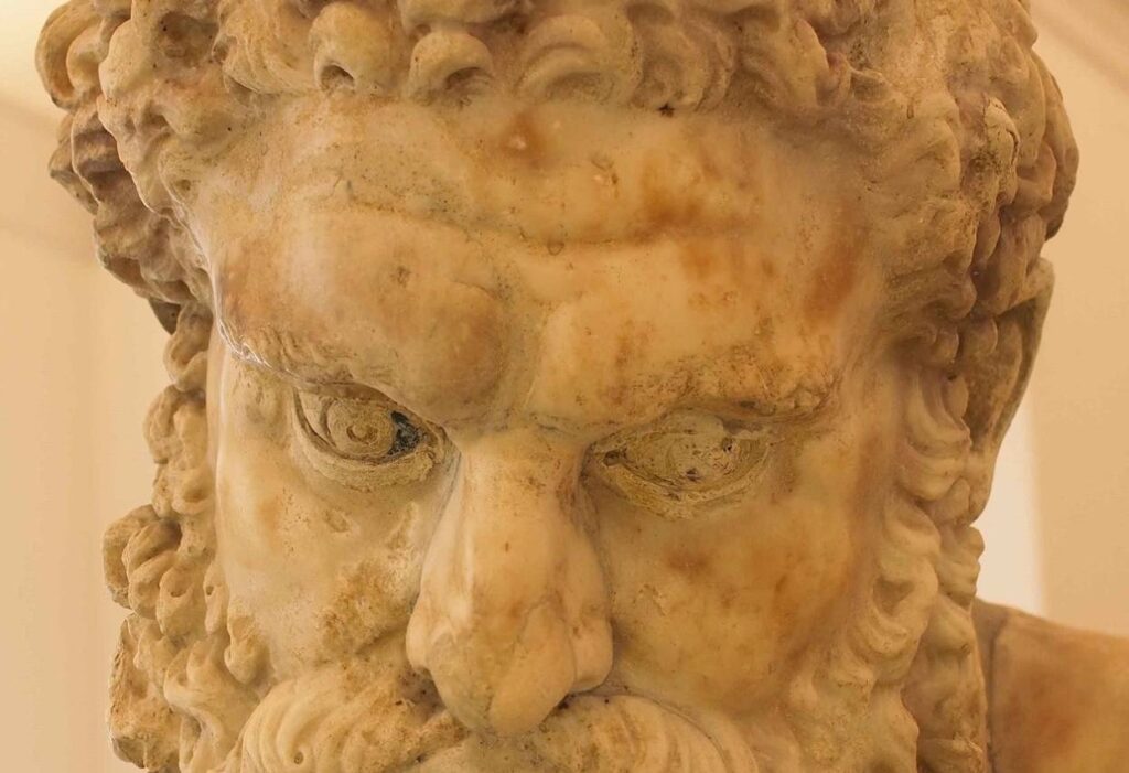 Dal restauro dell’Ercole Farnese del Mann nuove tracce cromatiche