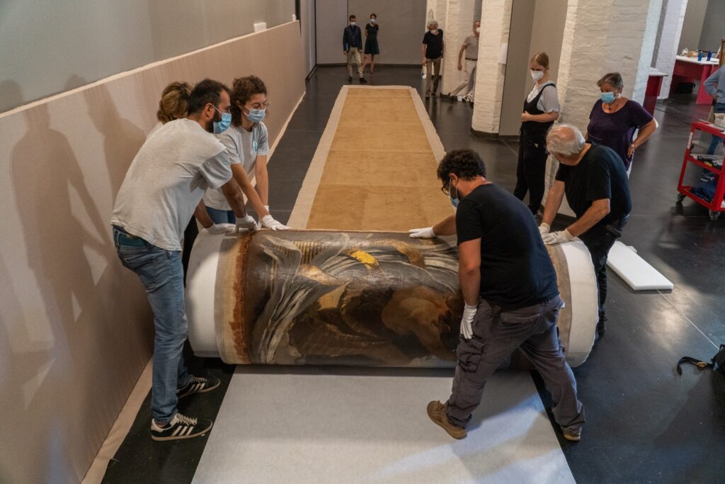 Le immagini dell’eccezionale smontaggio e trasporto del Castigo dei Serpenti del Tiepolo, lungo 14 metri