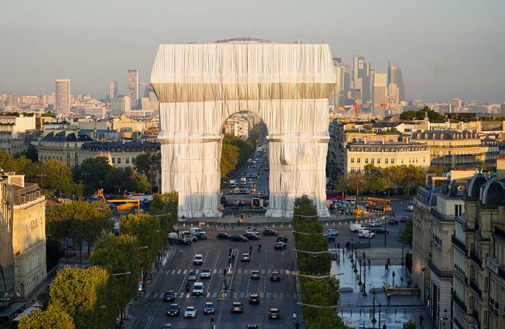 Parigi, impacchettato l’Arco di Trionfo. L’ultimo progetto di Christo
