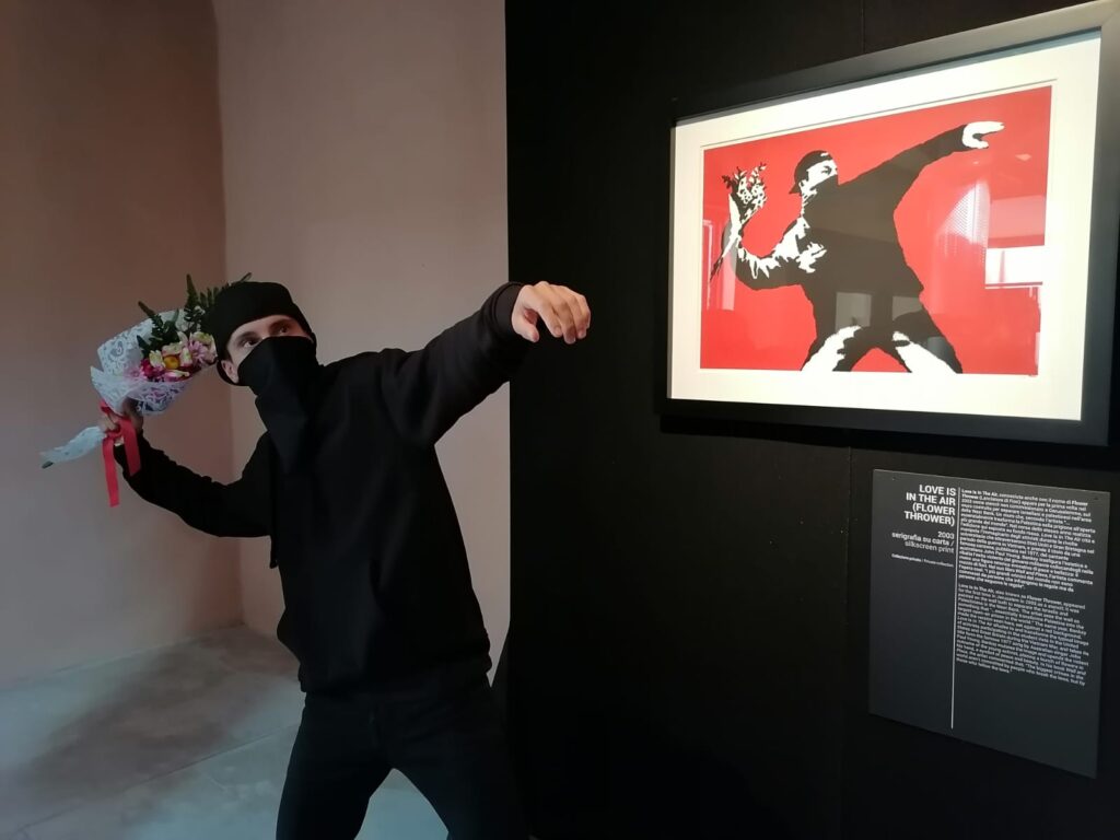 Chioggia, la performance per l’inaugurazione della mostra di Bansky. Le foto