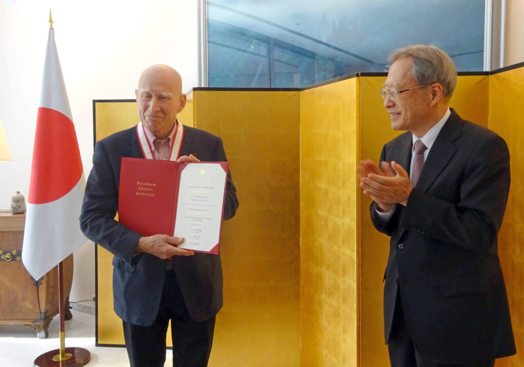 Parigi, consegnato a Sebastião Salgado il Praemium Imperiale per la pittura