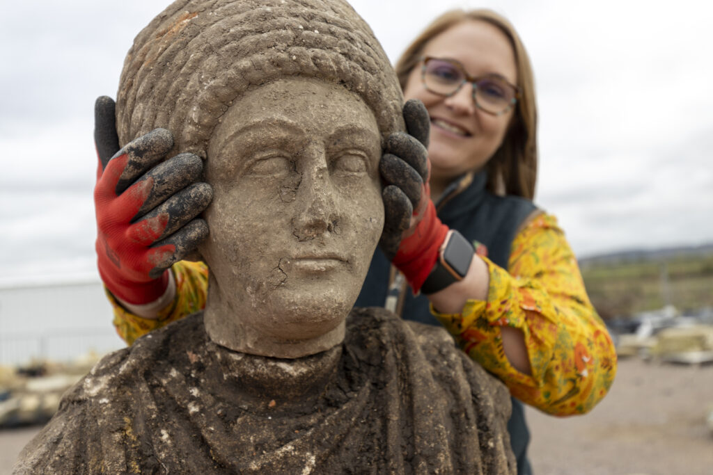 Due antiche statue romane scoperte nel Regno Unito durante gli scavi per l’alta velocità 