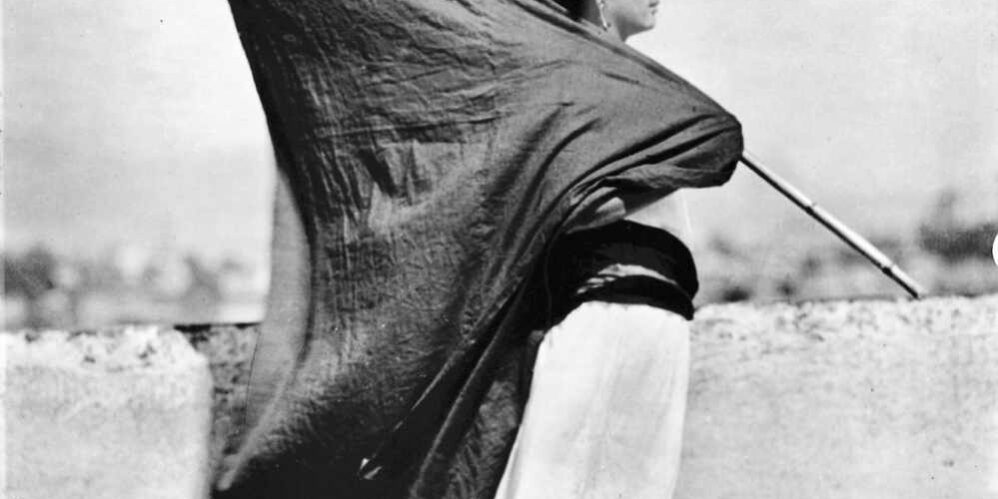 30.-Donna-con-bandiera-Messico-1928