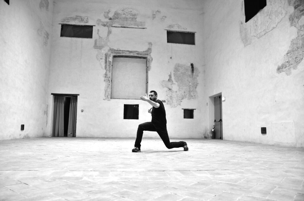 Kunst Meran Merano Arte: performance del collettivo Kinkaleri nell’ambito della mostra “The poetry of translation” 