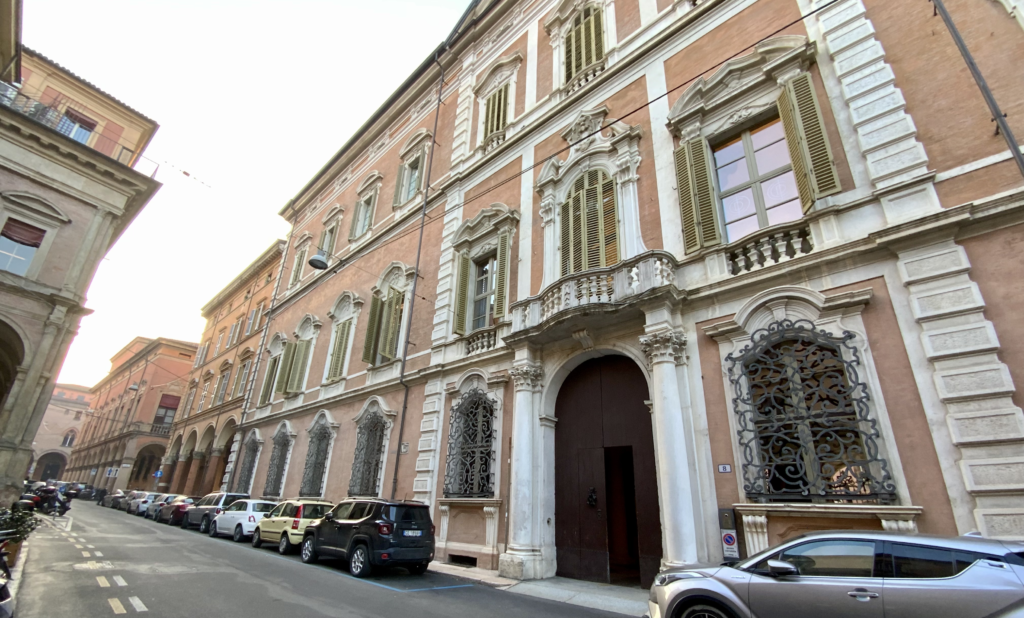 The Rooom: a Bologna il nuovo spazio dedicato alla sostenibilità e all’arte inaugura con la mostra “Il cerchio spezzato”