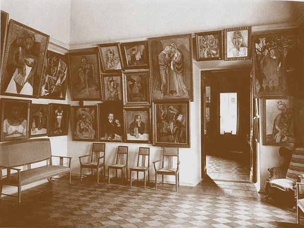 Collezione Sergei Schukin, la sala dedicata a Picasso era un ambiente di appena venticinque metri quadrati con un soffitto a cupola. Sulle pareti bianche si affollavano quasi cinquanta dipinti del periodo precubista e cubista di Pablo Picasso.