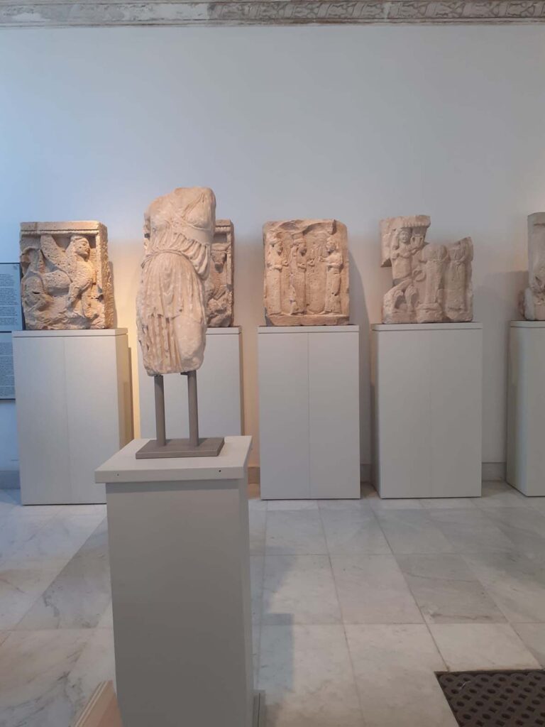 La scultura della dea Atena esposta al Museo Salinas di Palermo