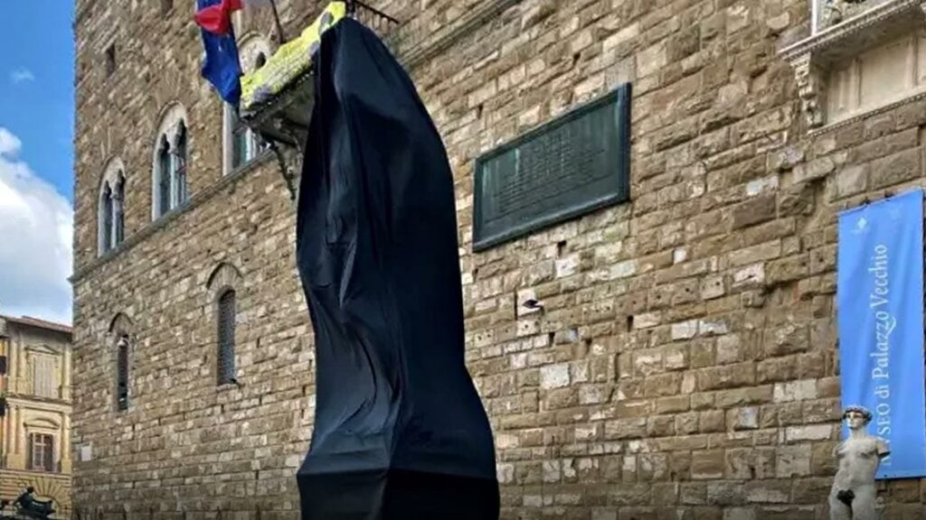 Il Sindaco Nardella replica alle critiche sul drappo nero che copre il David in Piazza della Signoria