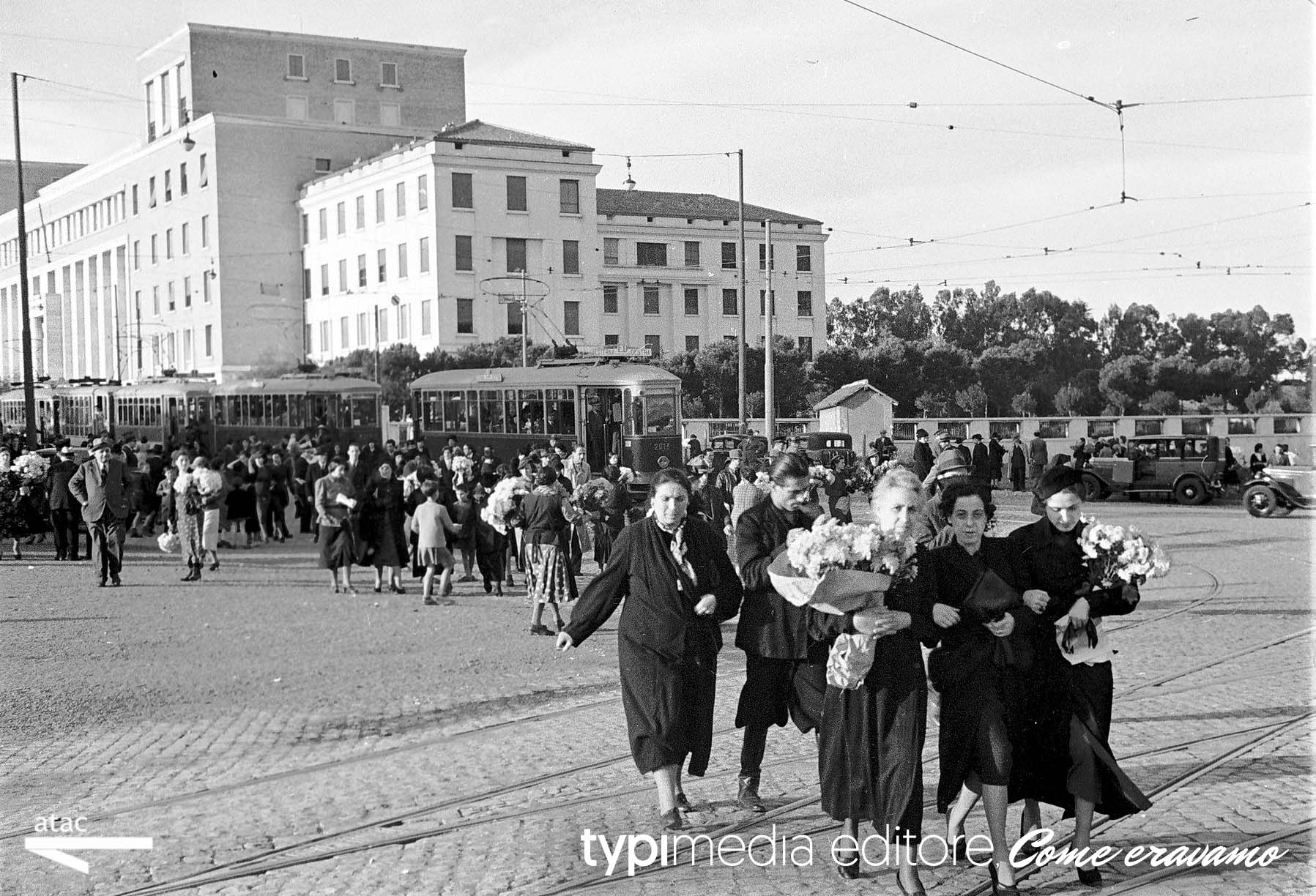 2.Come-eravamo.-San-Lorenzo-1865-1955_-Donne-scese-dal-tramvia-di-viale-Regina-Elena-verso-il-Verano
