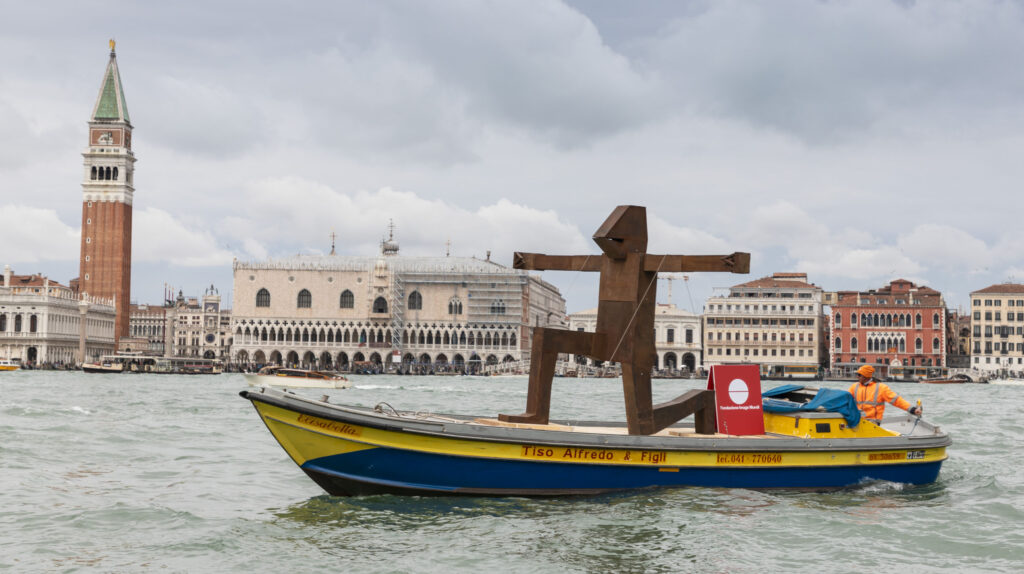 Dall’Ucraina al Canal Grande di Venezia: è arrivata la scultura “Kollina” dell’artista ucraino Olexa Furdiyak