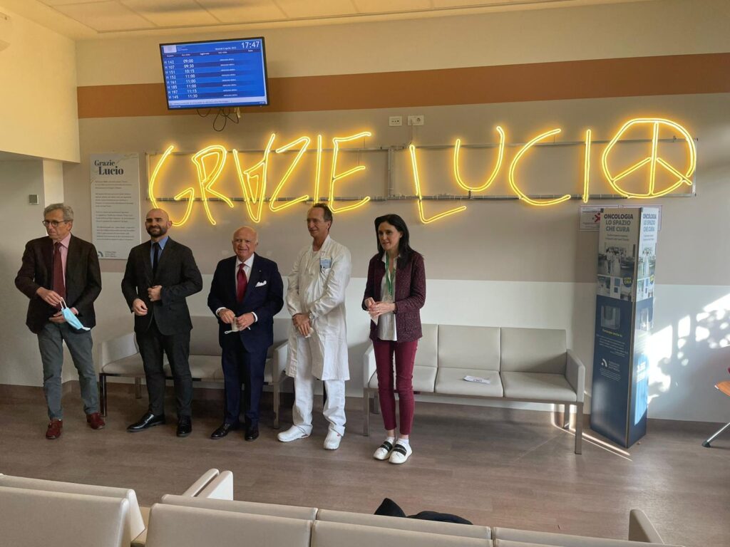 “Grazie Lucio”, l’installazione luminosa ispirata alla canzone “Futura” di Dalla, accoglie i pazienti di Oncologia del Sant’Orsola di Bologna