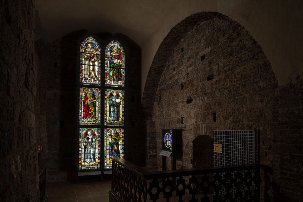 Cripta del Duomo di Siena, restaurate e nuovamente visibili le vetrate della bottega del Ghirlandaio