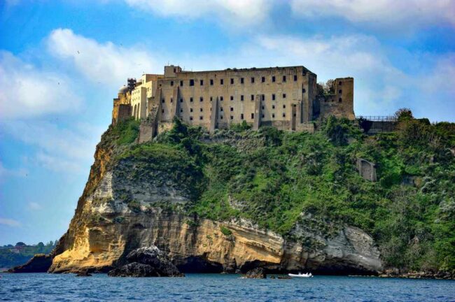 1.-La-location.-Palazzo-d_Avalos-visto-da-mare