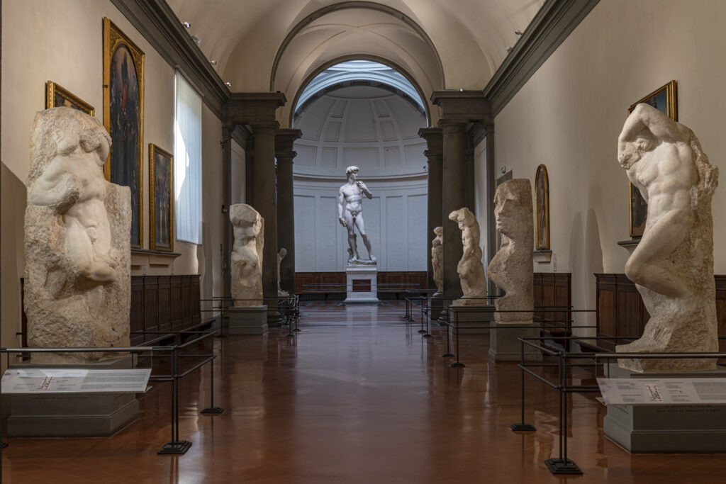 Galleria dell’Accademia di Firenze, nuovi arredi nella galleria dei Prigioni