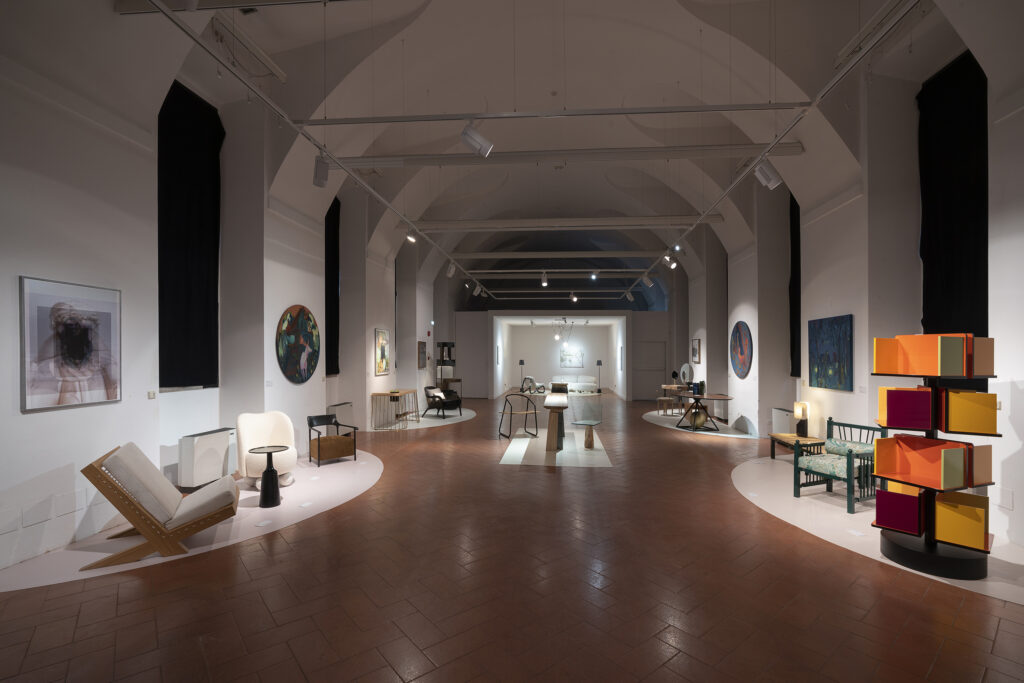 All’Institut français Milano la mostra “Voyage en Intérieur, Le French Art de Vivre”. Foto allestimento
