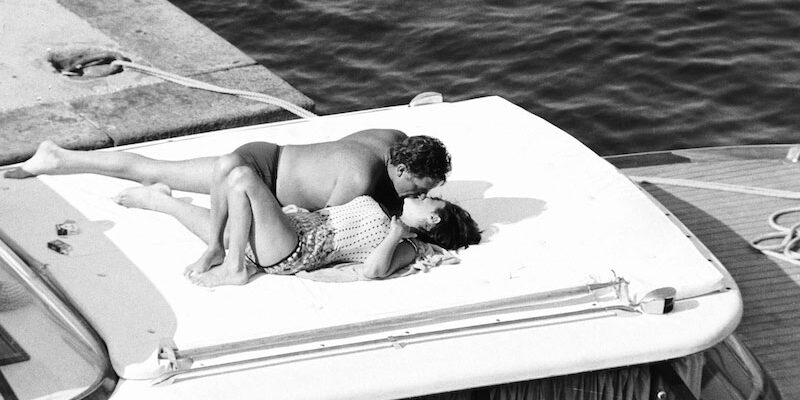 Scoop-di-Marcello-Geppetti-12-6-1962—Bacio-tra-Taylor-e-Burton-(c)-Marcello-Geppetti-Media-Company—full-hd