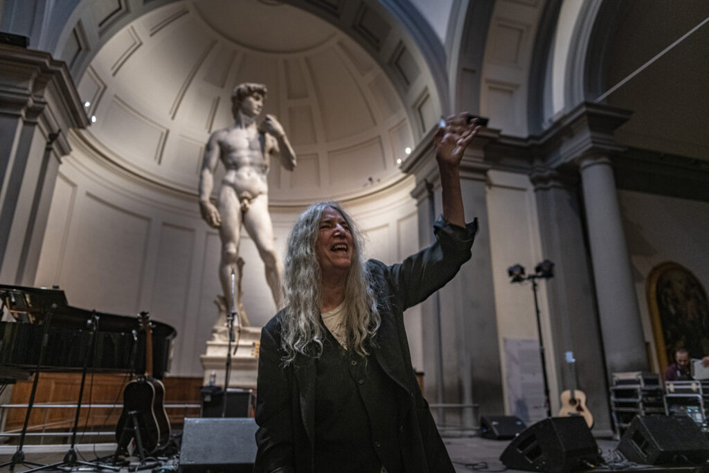 Galleria dell’Accademia di Firenze, il concerto di Patti Smith sotto il David di Michelangelo. Le foto