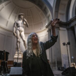 Galleria dell’Accademia di Firenze, il concerto di Patti Smith sotto il David di Michelangelo. Le foto 