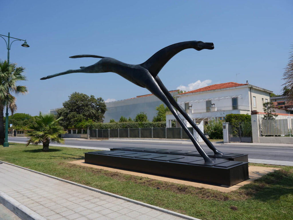 Le seducenti sculture di Antonio Signorini a Forte dei Marmi in una mostra a cura di Luca Beatrice