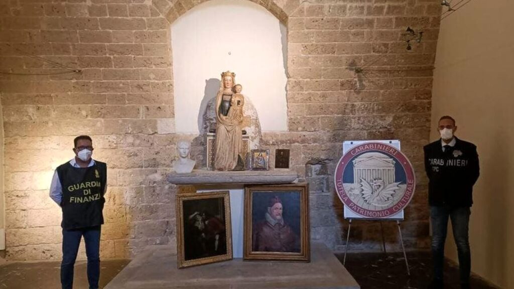 Oltre 350 reperti archeologici e opere d’arte sequestrati a Bari dai Carabinieri TPC