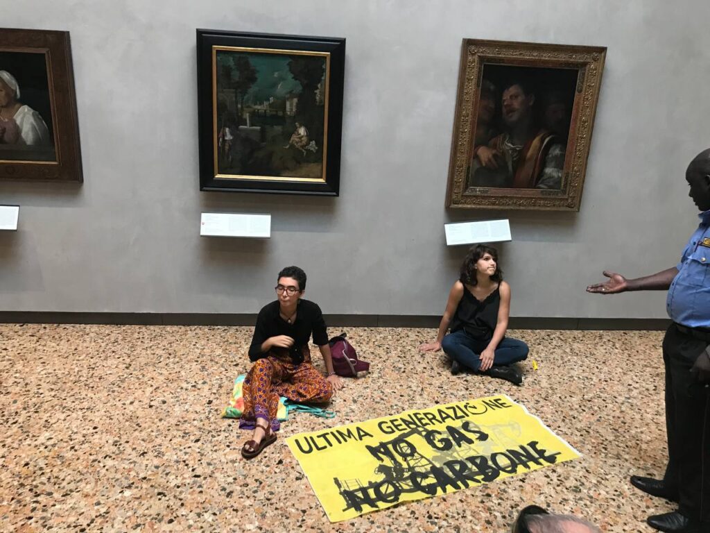 Gallerie dell’Accademia di Venezia: azione dimostrativa di ecologisti davanti ai capolavori di Giorgione. La condanna del direttore del museo 