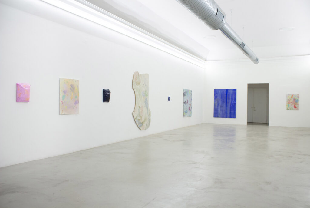 “Camera Tripla”, tre artisti si confrontano sull’espressività del mezzo pittorico negli spazi della galleria LABS Contemporary Art 
