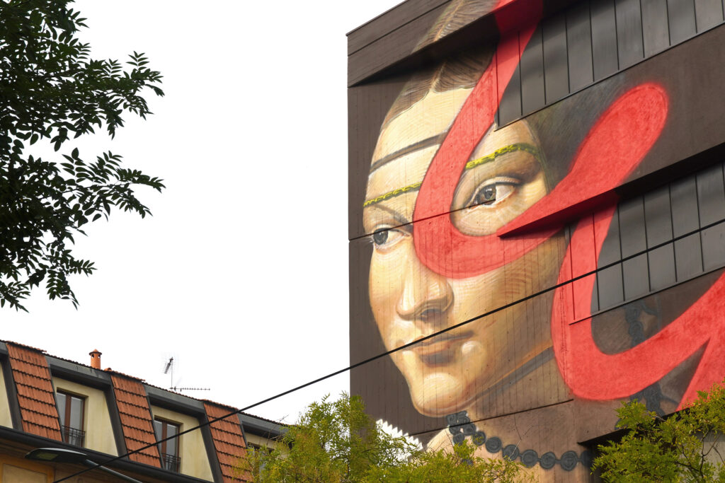 Ozmo, il nuovo murale per Milano “riporta a casa” la Dama con l’Ermellino di Leonardo da Vinci. Le foto