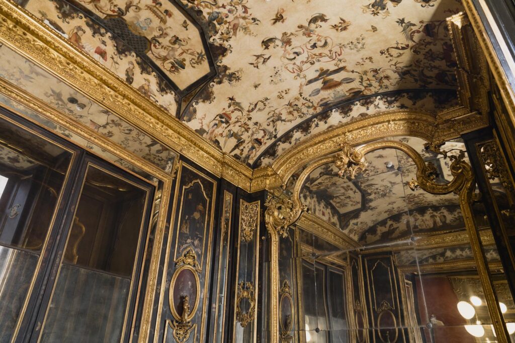 Presentato il restauro del settecentesco “Gabinetto verso la via” di Palazzo Graneri a Torino 