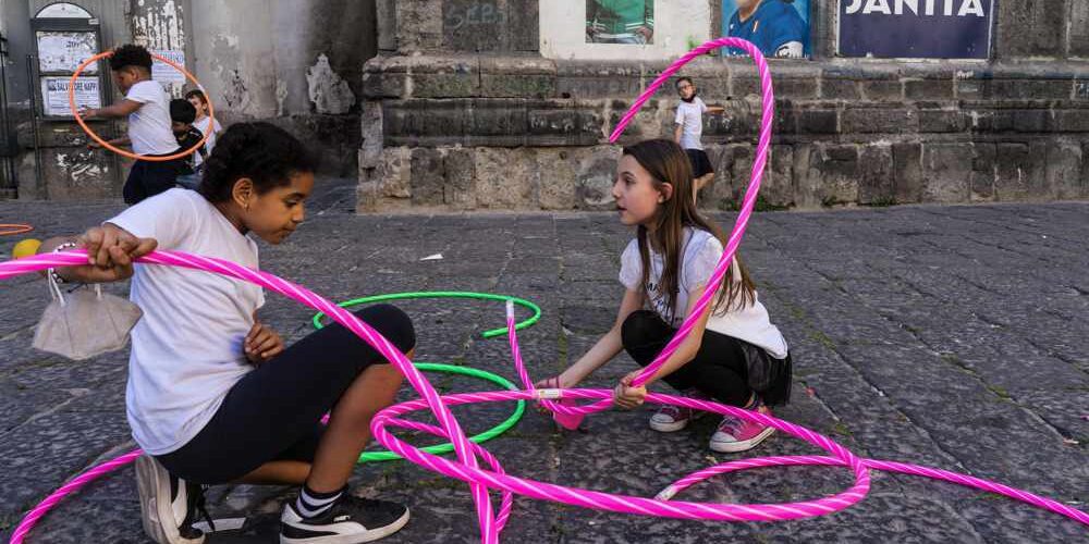 DSC01391_Napoli-Due-ragazze-durante-le-attivita-organizzate-nell_ambito-del-progetto-Spiega-La-Vela-da-Fondazione-di-Comunita-San-Gennaro-ONLUS-nel-quartiere-Sanita_