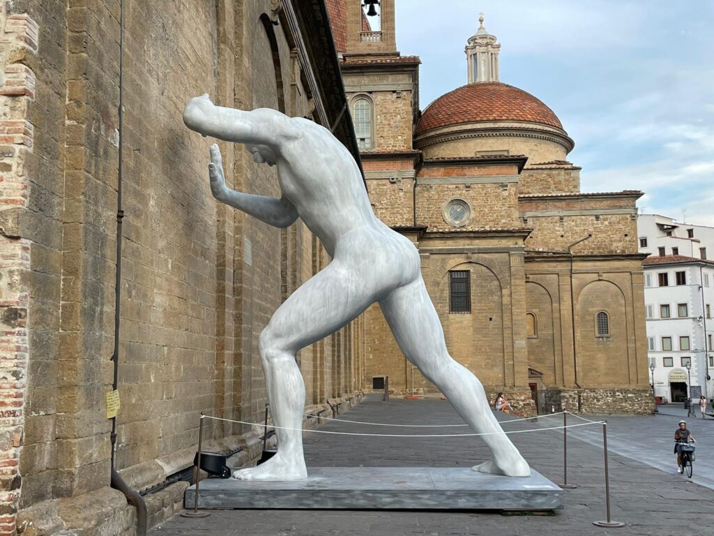 Basilica di San Lorenzo a Firenze, proroga dell’installazione “Mr. Arbitrium” di Emanuele Giannelli. In programma anche una tavola rotonda 
